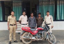 चोरी की मोटरसायकल बेचने की फ़िराक में घूम रहे 2 आरोपियों को पुलिस ने किया गिरफ़्तार