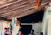 क्षेत्र के अंतिम कोने तक पहुँच कर गणेश कश्यप ने जन हितैसी योजनाओं की लोगों को दी जानकारी।