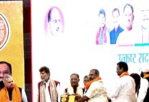 अथक प्रयास और कर्तव्यनिष्ठ हो कर अपने लक्ष्य को हासिल करने पर उन्हें , मुख्यमंत्री के हाथों मिला प्रशस्ति पत्र ।