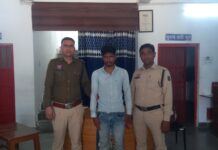 युवती से छेड़छाड़ करने वाले युवक को घर में दबिश देकर पुलिस ने किया गिरफ्तार ।