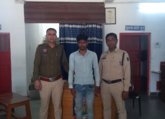 युवती से छेड़छाड़ करने वाले युवक को घर में दबिश देकर पुलिस ने किया गिरफ्तार ।